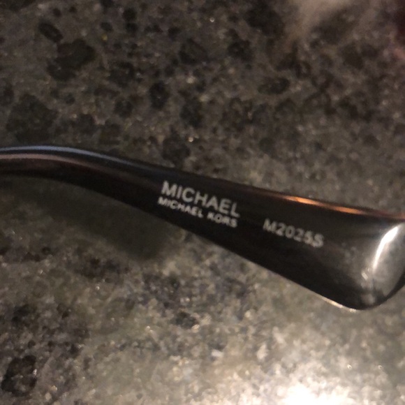 Michael Kors Sunglasses, case and cleaning cloth. Exc used condition - Picture 9 of 9